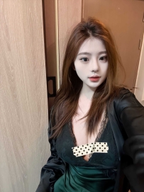 【上海】大奶妹草莓尽情玩弄她